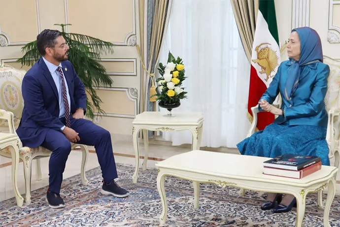 دیدار و گفتگوی خانم مریم رجوی با آقای رائول روئیز نماینده کنگره آمریکا