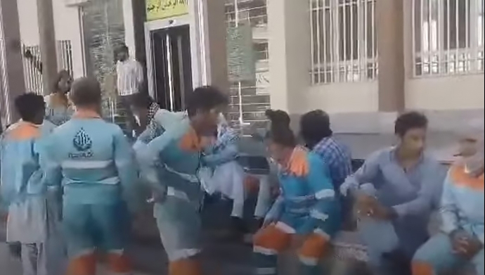 تجمع اعتراضی کارگران شهرداری منطقه دو زاهدان
