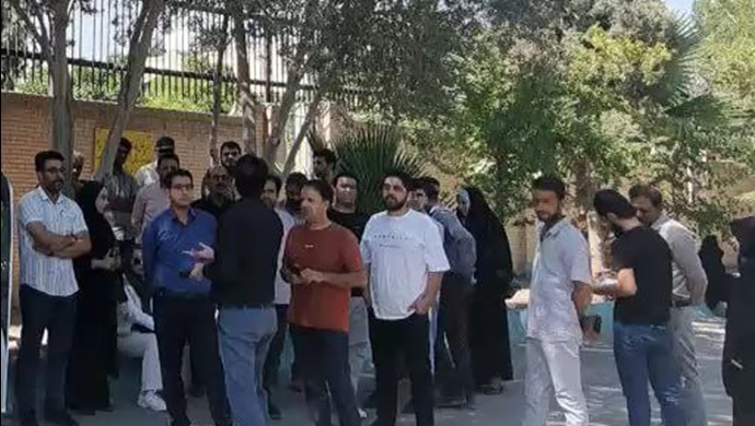 یزد - تجمع اعتراضی دوباره متقاضیان «پردیس زندگی فاز ۱» مقابل استانداری