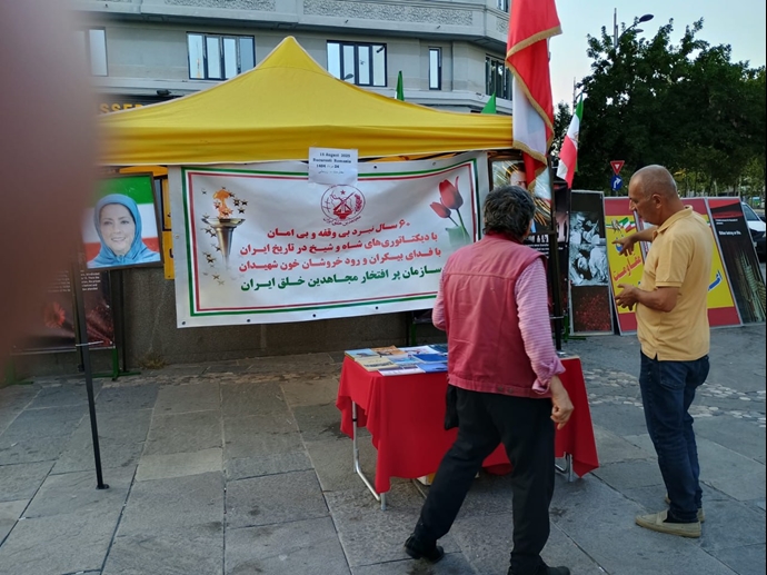 بخارست - میز کتاب و نمایشگاه عکس شهیدان - ۲۵مرداد