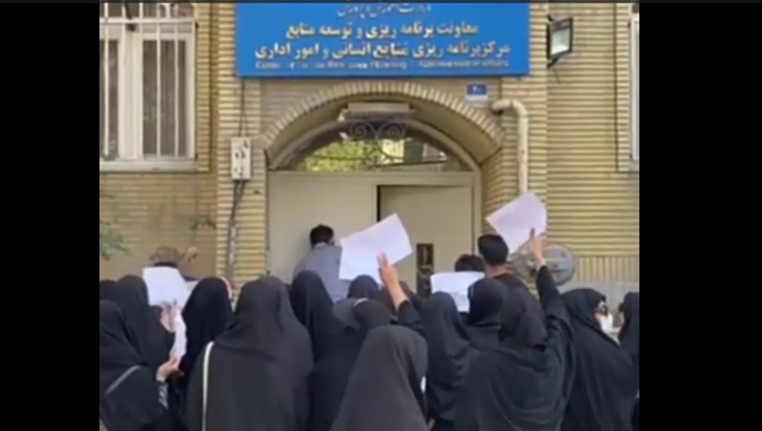 تهران - تجمع اعتراضی داوطلبان آزمون استخدامی آموزش و پرورش - سه‌شنبه اول مهر ۱۴۰۴