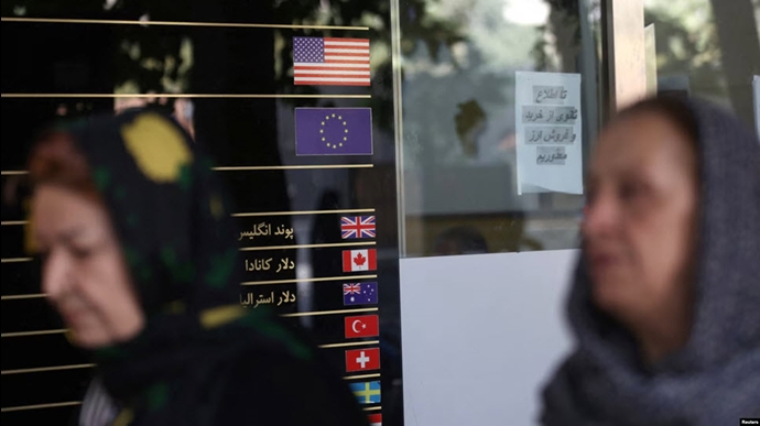 تصویری از تابلوی یک صرافی در تهران، شنبه ۵ مهر