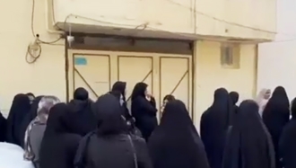 انار کرمان - تجمع اعتراضی خانواده‌های دانش‌آموزان دبیرستان دخترانه اسماعیلی انار - چهارشنبه ۲ مهر ۱۴۰۴
