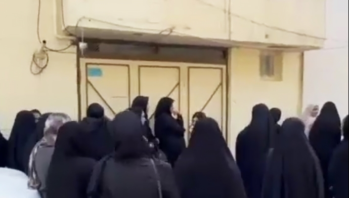 انار کرمان - تجمع اعتراضی خانواده‌های دانش‌آموزان دبیرستان دخترانه اسماعیلی انار - چهارشنبه ۲ مهر ۱۴۰۴