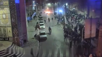 محاصره موتورسواران سرکوبگر توسط جوانان شورشگر