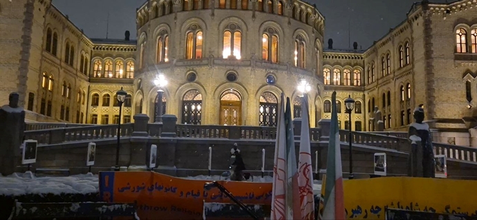 اسلو - اکسیون هواداران مجاهدین خلق در حمایت از قیام سراسری مردم ایران - ۲۳دی ۱۴۰۴ اسلو - اکسیون هواداران مجاهدین خلق در حمایت از قیام سراسری مردم ایران - ۲۳دی ۱۴۰۴