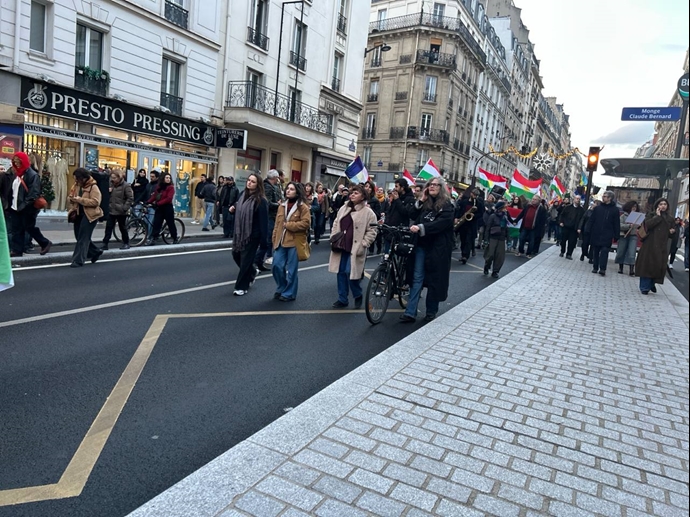 تصاویری از تظاهرات بزرگ ایرانیان به شعار نه شاه نه شیخ در میدان پانتئون پاریس - ۲۷ دی ۱۴۰۴