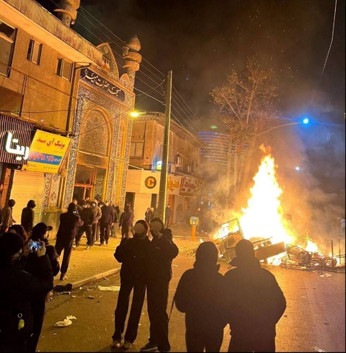 آتش روشن کردن مردم در در گرگان