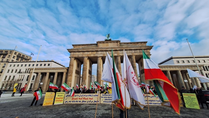 برلین - اکسیون هواداران مجاهدین خلق در حمایت از قیام سراسری مردم ایران - ۲۰دی ۱۴۰۴ برلین - اکسیون هواداران مجاهدین خلق در حمایت از قیام سراسری مردم ایران - ۲۰دی ۱۴۰۴