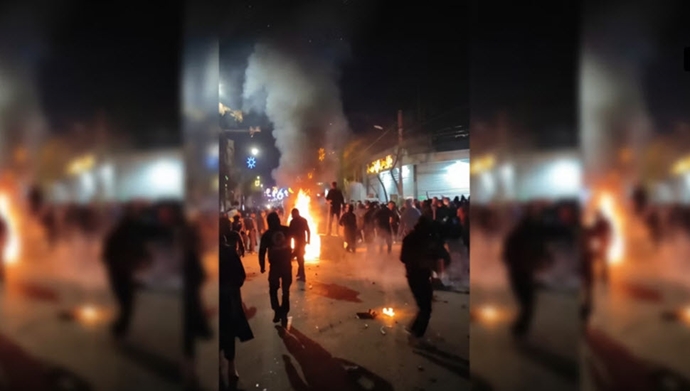 تهاجم شورشگران به مراکز سرکوب و غارت در سراسر ایران