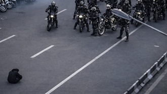 تصویری از مقاومت مردم و جوانان در مقابل وحوش خامنه‌ای در قیام ۱۴۰۴