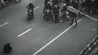 نیروهای سرکوبگر رژیم آخوندی در مواجهه با یک ایرانی معترض