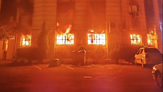 به آتش کشیدن شهرداری رشت توسط شورشگران