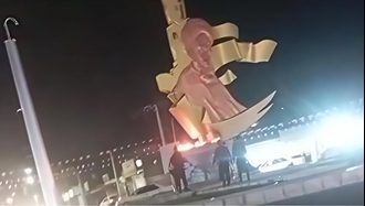 آتش زدن تندیس خمینی ملعون در فلکه ولایت ایرانشهر