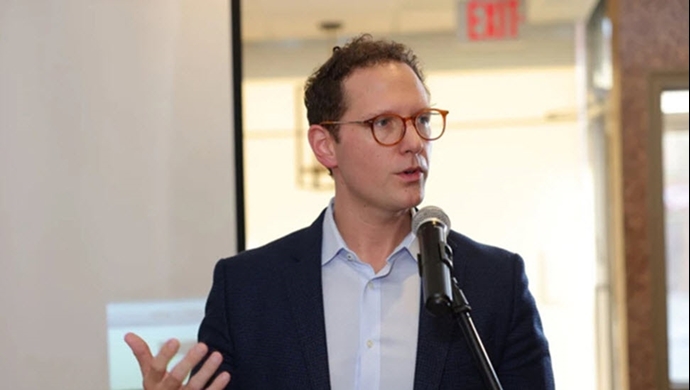 دکتر کیسی باب مشاور پیشین وزیر دفاع کانادا