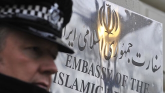 یک مأمور پلیس انگلستان در مقابل سفارت رژیم ایران در لندن