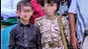 دو کودک یمنی میان هواداران حوثی‌ها، نهم اکتبر ۲۰۲۶، در شهر حدیده