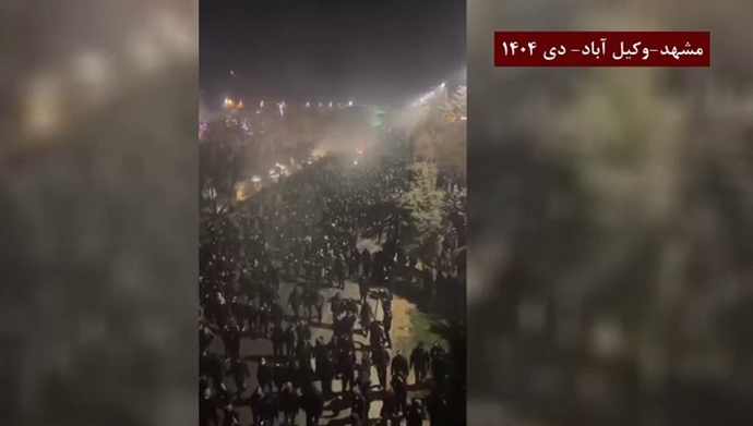 مشهد (وکیل‌آباد): خیل عظیم جمعیت با شعارهای «مرگ بر دیکتاتور» و «فاتحه‌ات خونده شده است» 