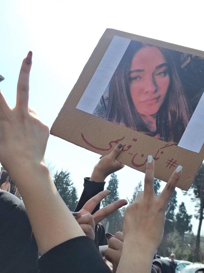 دانشگاه الزهرا - در دست گرفتن پلاکاردها و عکسهای شهدای قیام دیماه ۴۰۴ دانشگاه الزهرا - در دست گرفتن پلاکاردها و عکسهای شهدای قیام دیماه ۴۰۴