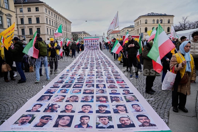 انعکاس خبرگزاری آسوشیتدپرس از تظاهرات ایرانیان آزاده و یاران شورشگر در مونیخ همزمان با کنفرانس امنیتی مونیخ انعکاس خبرگزاری آسوشیتدپرس از تظاهرات ایرانیان آزاده و یاران شورشگر در مونیخ همزمان با کنفرانس امنیتی مونیخ