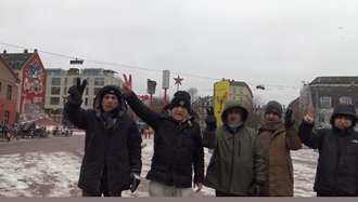  هواداران پرشور سازمان مجاهدین خلق ایران در فضای باز و در یکی از میادین شهر برلین