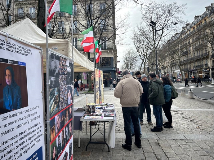 گرامیداشت شهیدان: نمایش تصاویری از جوانان جانباخته در قیامهای اخیر، فضای بصری تأثیرگذاری ایجاد کرد. گرامیداشت شهیدان: نمایش تصاویری از جوانان جانباخته در قیامهای اخیر، فضای بصری تأثیرگذاری ایجاد کرد.