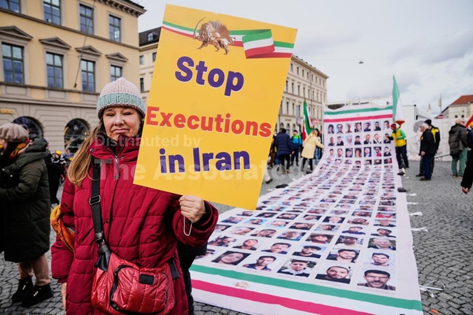 انعکاس خبرگزاری آسوشیتدپرس از تظاهرات ایرانیان آزاده و یاران شورشگر در مونیخ همزمان با کنفرانس امنیتی مونیخ انعکاس خبرگزاری آسوشیتدپرس از تظاهرات ایرانیان آزاده و یاران شورشگر در مونیخ همزمان با کنفرانس امنیتی مونیخ