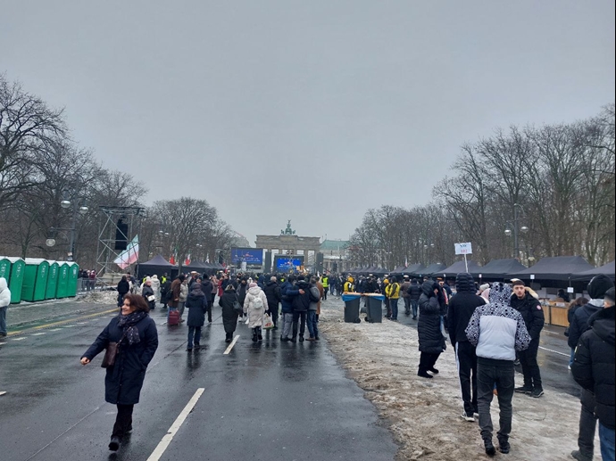 تظاهرات ایران آزاد برلین - تصاویری از آماده‌سازی محل تظاهرات