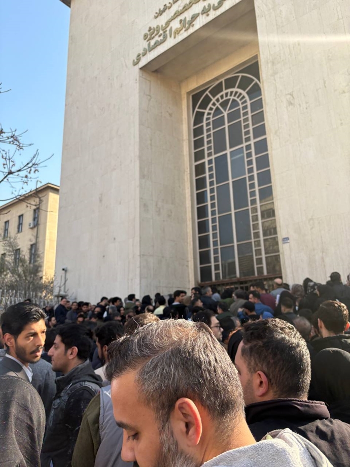 تجمع مالباختگان پرونده «کوروش کمپانی» مقابل دادسرای جرایم اقتصادی تجمع مالباختگان پرونده «کوروش کمپانی» مقابل دادسرای جرایم اقتصادی