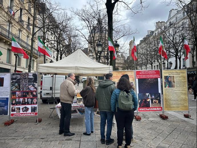 گرامیداشت شهیدان: نمایش تصاویری از جوانان جانباخته در قیامهای اخیر، فضای بصری تأثیرگذاری ایجاد کرد. گرامیداشت شهیدان: نمایش تصاویری از جوانان جانباخته در قیامهای اخیر، فضای بصری تأثیرگذاری ایجاد کرد.