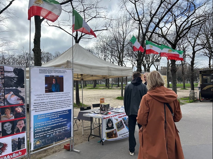 گرامیداشت شهیدان: نمایش تصاویری از جوانان جانباخته در قیامهای اخیر، فضای بصری تأثیرگذاری ایجاد کرد. گرامیداشت شهیدان: نمایش تصاویری از جوانان جانباخته در قیامهای اخیر، فضای بصری تأثیرگذاری ایجاد کرد.