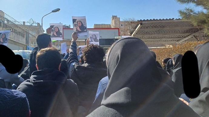 تجمع دانشجویان دانشگاه آزاد مشهد به یاد شهید قیام فائزه حسین‌نژاد