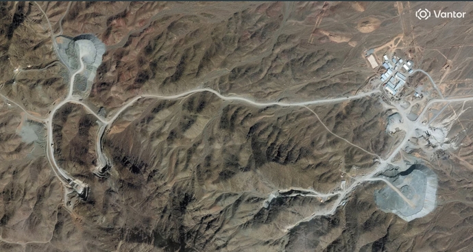تصویری ماهواره‌یی که تلاش‌ها برای مقاوم‌سازی و تقویت دو ورودی تونل تأسیساتی در نزدیکی نطنز را نشان می‌دهد