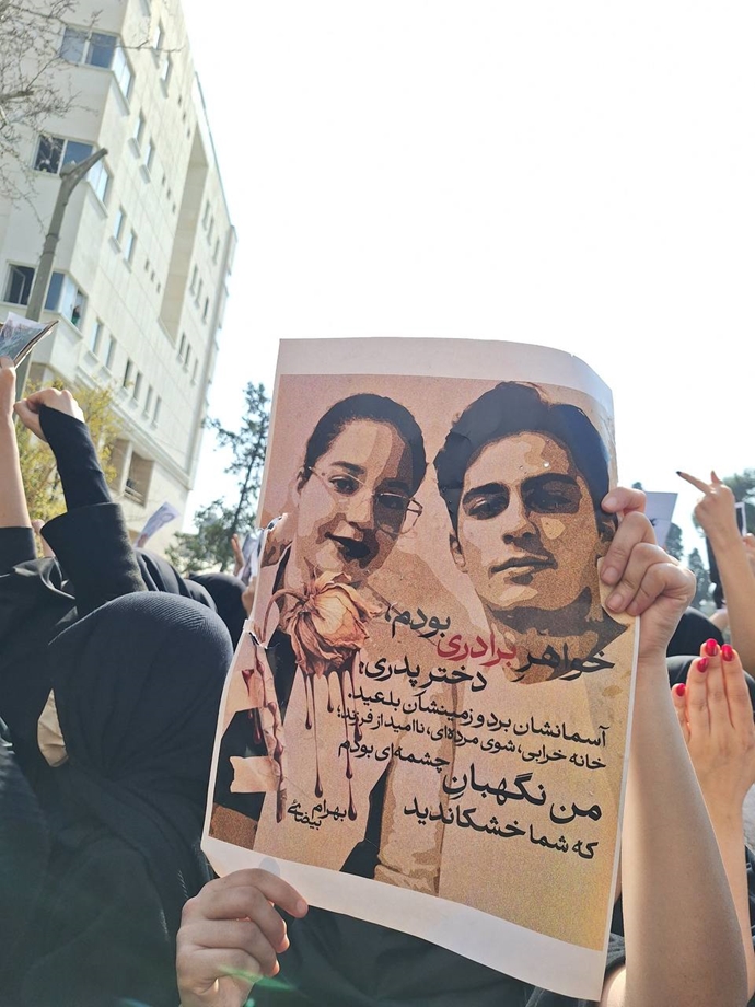 دانشگاه الزهرا - در دست گرفتن پلاکاردها و عکسهای شهدای قیام دیماه ۴۰۴ دانشگاه الزهرا - در دست گرفتن پلاکاردها و عکسهای شهدای قیام دیماه ۴۰۴