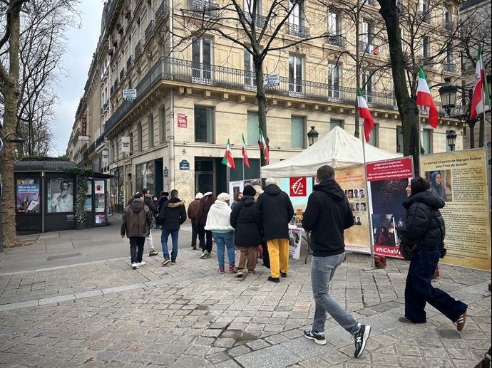 گرامیداشت شهیدان: نمایش تصاویری از جوانان جانباخته در قیامهای اخیر، فضای بصری تأثیرگذاری ایجاد کرد. گرامیداشت شهیدان: نمایش تصاویری از جوانان جانباخته در قیامهای اخیر، فضای بصری تأثیرگذاری ایجاد کرد.