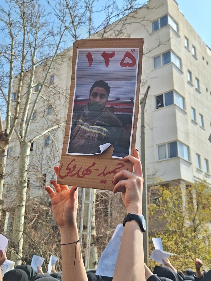 دانشگاه الزهرا - در دست گرفتن پلاکاردها و عکسهای شهدای قیام دیماه ۴۰۴ دانشگاه الزهرا - در دست گرفتن پلاکاردها و عکسهای شهدای قیام دیماه ۴۰۴