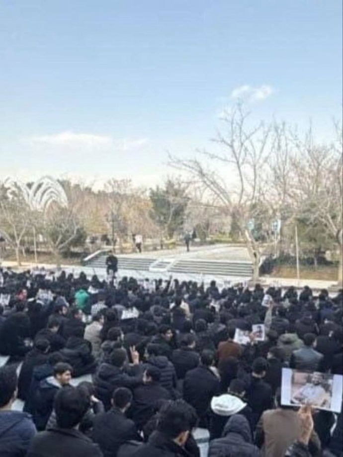 تجمع و تحصن دانشجوهای علوم پزشکی مشهد به یاد دانشجویان شهید تجمع و تحصن دانشجوهای علوم پزشکی مشهد به یاد دانشجویان شهید