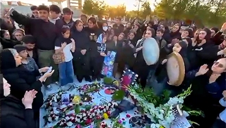 مراسم چهلم شهید راه آزادی ایران عرفان بزرگی و مولانا خوانی مادرش بر مزار او