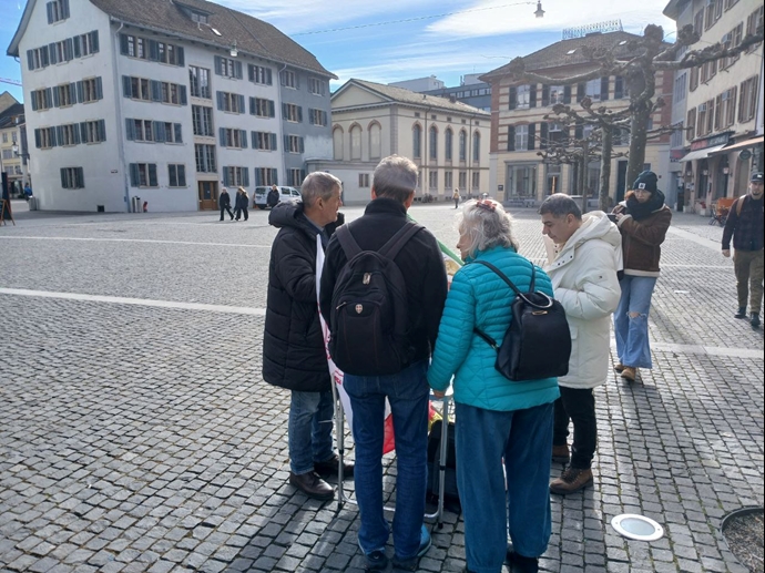 وینترتور سوئیس - برگزاری میز کتاب توسط هواداران سازمان مجاهدین در حمایت از قیام سراسری مردم ایران - ۲۴بهمنماه وینترتور سوئیس - برگزاری میز کتاب توسط هواداران سازمان مجاهدین در حمایت از قیام سراسری مردم ایران - ۲۴بهمنماه