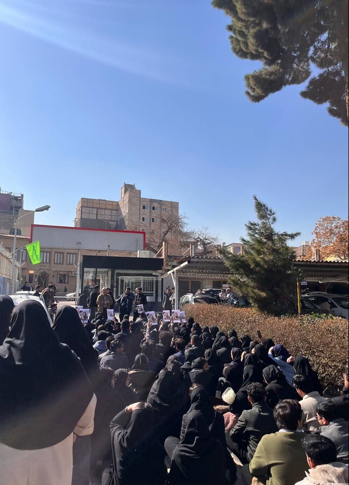تجمع دانشجویان دانشگاه آزاد مشهد به یاد شهید قیام فائزه حسین‌نژاد