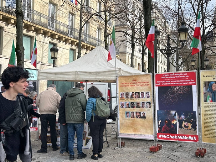 گرامیداشت شهیدان: نمایش تصاویری از جوانان جانباخته در قیامهای اخیر، فضای بصری تأثیرگذاری ایجاد کرد. گرامیداشت شهیدان: نمایش تصاویری از جوانان جانباخته در قیامهای اخیر، فضای بصری تأثیرگذاری ایجاد کرد.