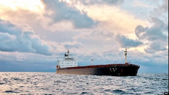 تصویر یک کشتی باری در آب‌های دانمارک