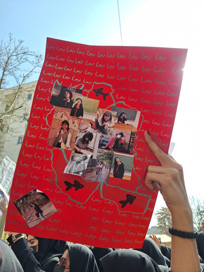 دانشگاه الزهرا - در دست گرفتن پلاکاردها و عکسهای شهدای قیام دیماه ۴۰۴ دانشگاه الزهرا - در دست گرفتن پلاکاردها و عکسهای شهدای قیام دیماه ۴۰۴
