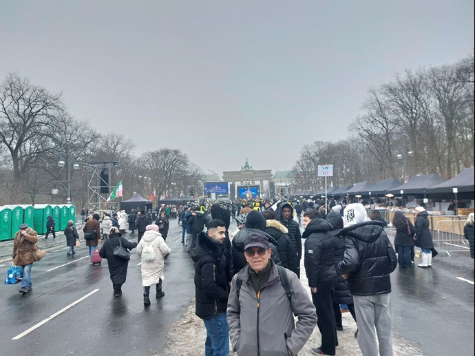 تظاهرات ایران آزاد برلین - تصاویری از آماده‌سازی محل تظاهرات