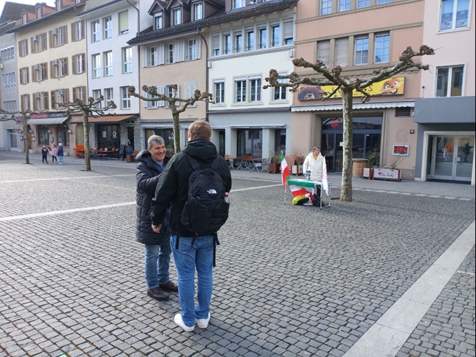 وینترتور سوئیس - برگزاری میز کتاب توسط هواداران سازمان مجاهدین در حمایت از قیام سراسری مردم ایران - ۲۴بهمنماه وینترتور سوئیس - برگزاری میز کتاب توسط هواداران سازمان مجاهدین در حمایت از قیام سراسری مردم ایران - ۲۴بهمنماه