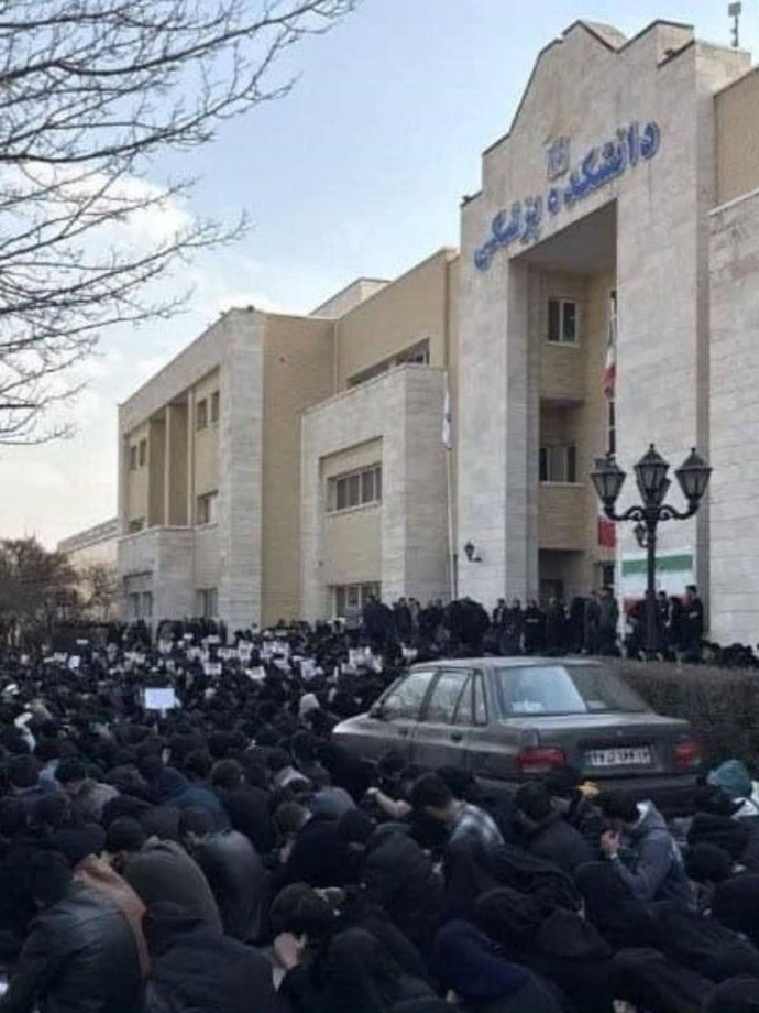 تجمع و تحصن دانشجوهای علوم پزشکی مشهد به یاد دانشجویان شهید تجمع و تحصن دانشجوهای علوم پزشکی مشهد به یاد دانشجویان شهید