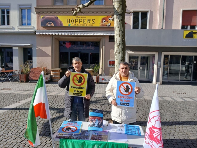 وینترتور سوئیس - برگزاری میز کتاب توسط هواداران سازمان مجاهدین در حمایت از قیام سراسری مردم ایران - ۲۴بهمنماه وینترتور سوئیس - برگزاری میز کتاب توسط هواداران سازمان مجاهدین در حمایت از قیام سراسری مردم ایران - ۲۴بهمنماه