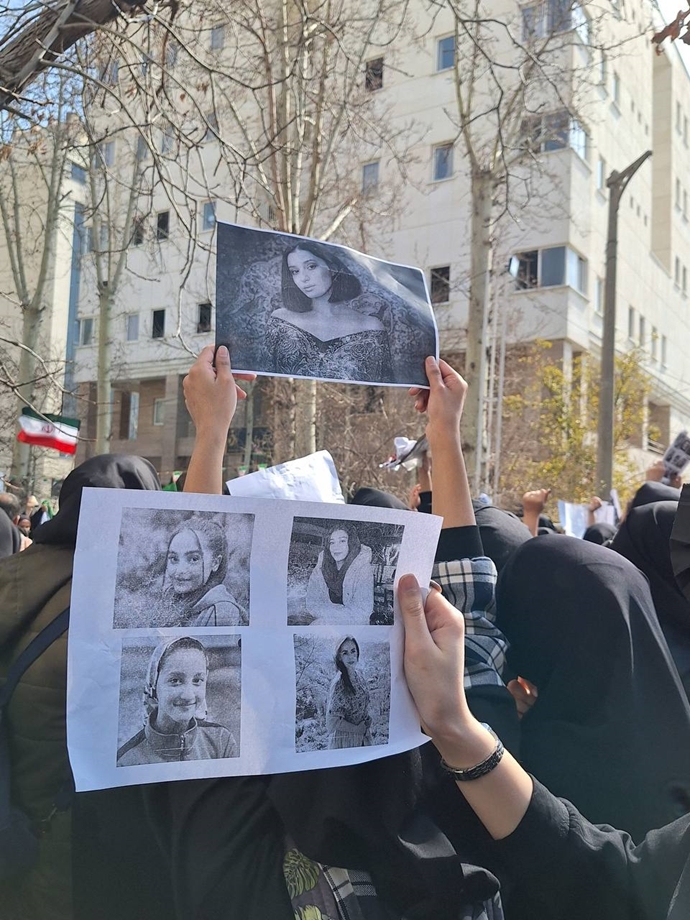 دانشگاه الزهرا - در دست گرفتن پلاکاردها و عکسهای شهدای قیام دیماه ۴۰۴ دانشگاه الزهرا - در دست گرفتن پلاکاردها و عکسهای شهدای قیام دیماه ۴۰۴