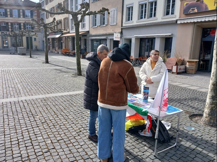 وینترتور سوئیس - برگزاری میز کتاب توسط هواداران سازمان مجاهدین در حمایت از قیام سراسری مردم ایران - ۲۴بهمنماه وینترتور سوئیس - برگزاری میز کتاب توسط هواداران سازمان مجاهدین در حمایت از قیام سراسری مردم ایران - ۲۴بهمنماه