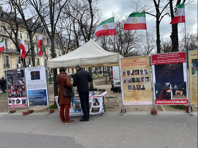 گرامیداشت شهیدان: نمایش تصاویری از جوانان جانباخته در قیامهای اخیر، فضای بصری تأثیرگذاری ایجاد کرد. گرامیداشت شهیدان: نمایش تصاویری از جوانان جانباخته در قیامهای اخیر، فضای بصری تأثیرگذاری ایجاد کرد.